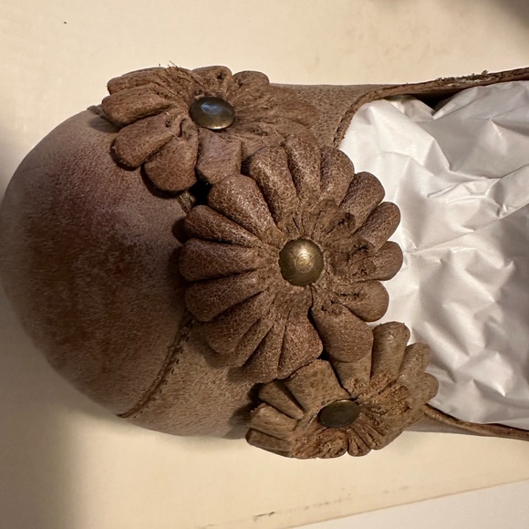 Anthropologie Sloane Flower Appliqué Clogs. Size 8. 3” Heels. Never worn. - Picture 9 of 11